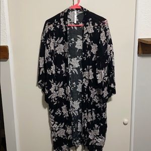 Black and white scale one size kimono pockets
